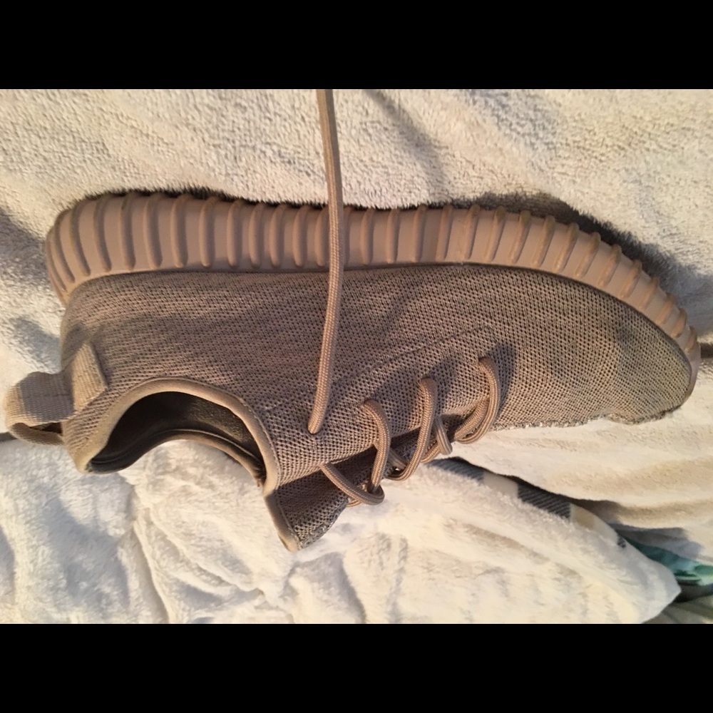 Yezzy oxford tan v1 (size 11) (
authentic)